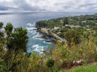 Blick vom Miradouro do Pisão auf die Bucht von Caloura - São Miguel